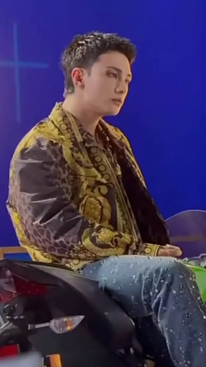 ai character: hyunjin  background