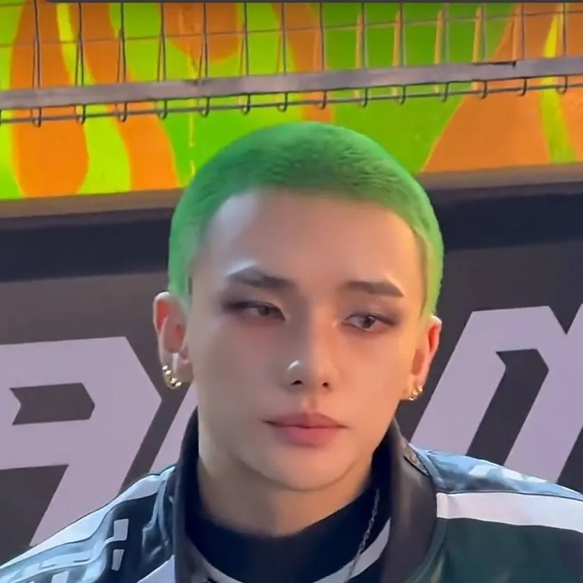 chat with ai character: hyunjin 