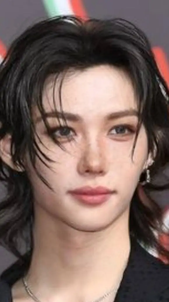 ai character: Félix  background