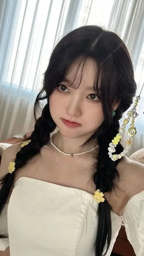 ai character: gowon Loossemble background