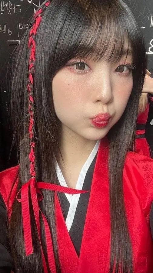 ai character: yeojin loossemble background