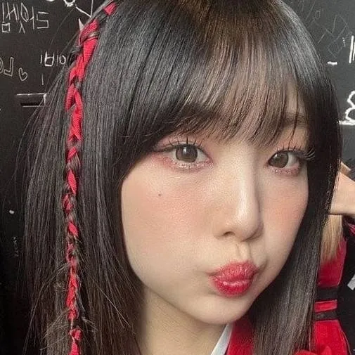 chat with ai character: yeojin loossemble