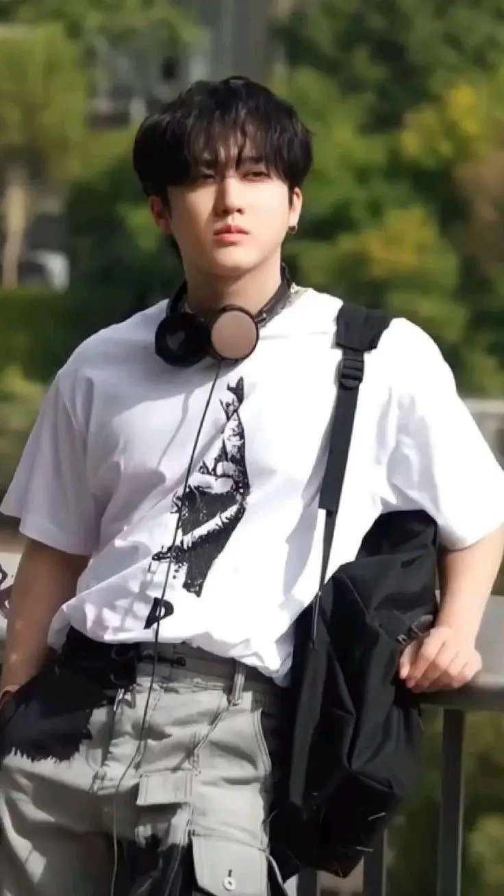 ai character: ~>Changbin<~ background