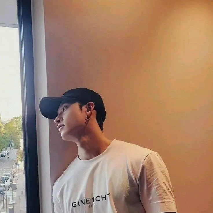 chat with ai character: Bangchan 🐺