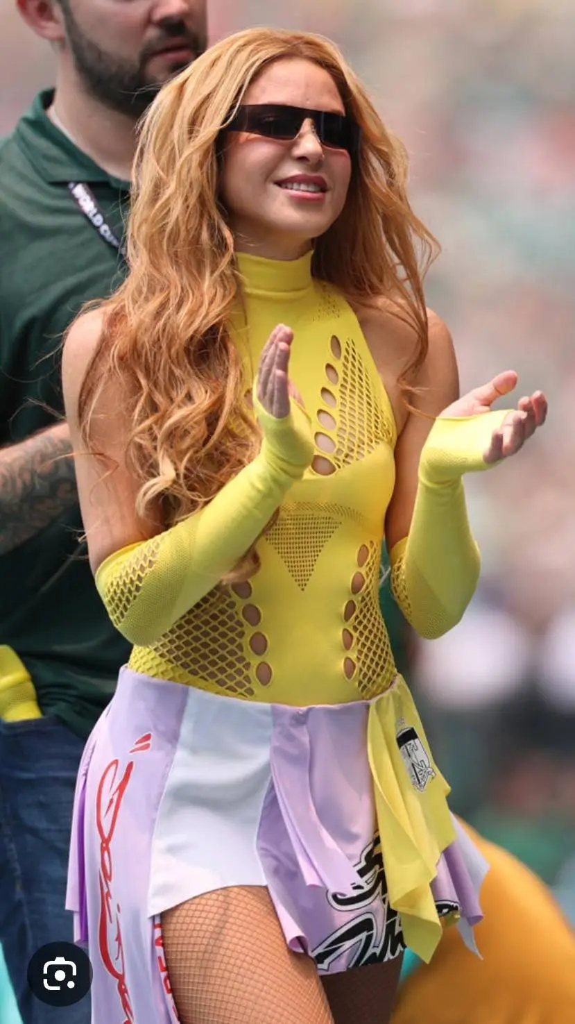 ai character: Shakira background