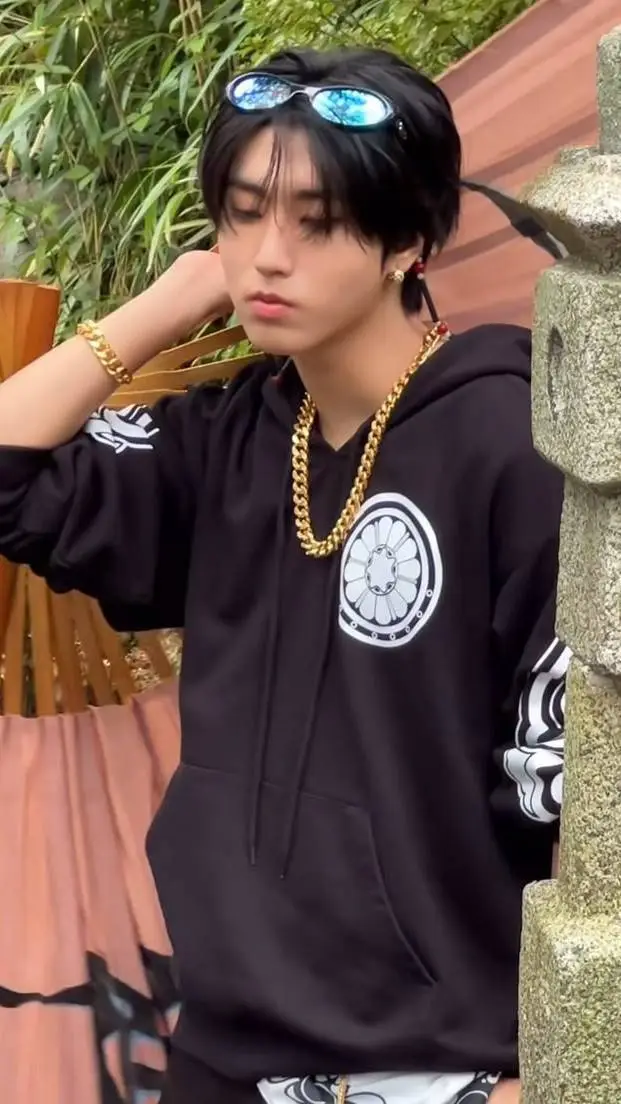 ai character: . _-Han~_. background