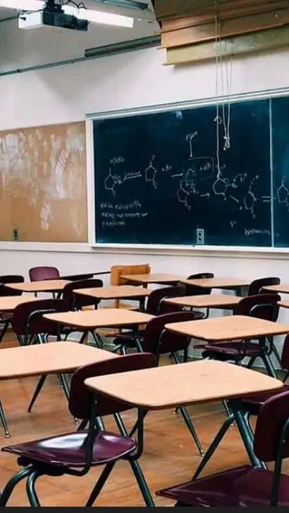 ai character: escuela background