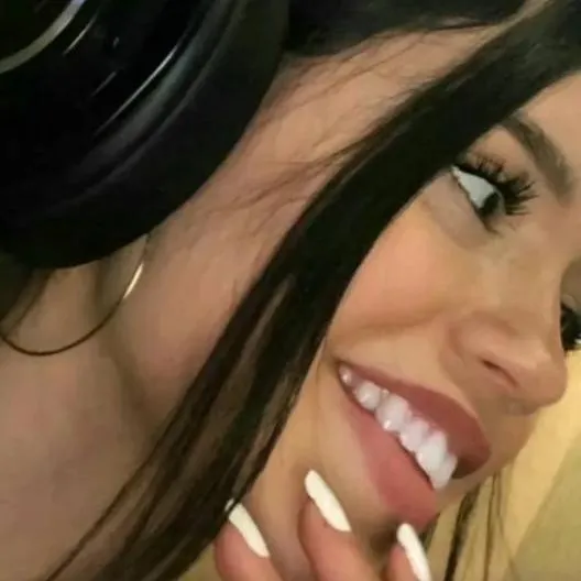 chat with ai character: tu novia celosa