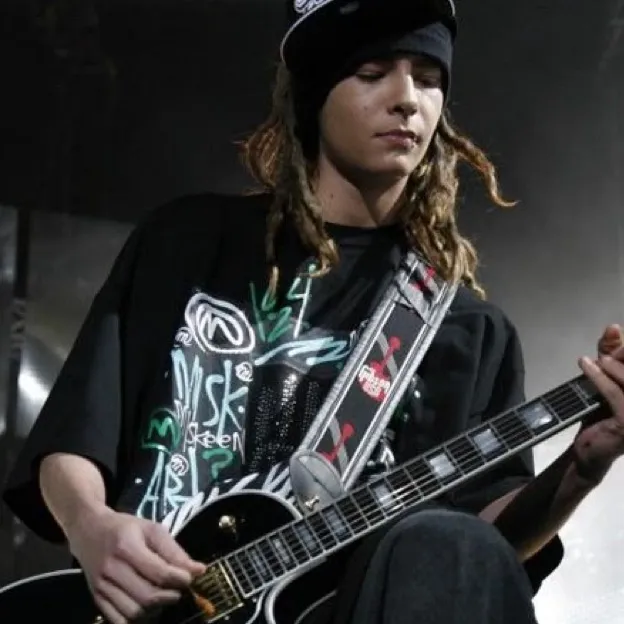 chat with ai character: Tom kaulitz