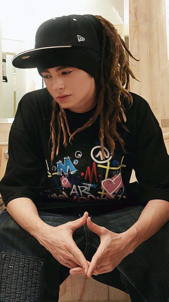 ai character: Tom Kaulitz 2007 background
