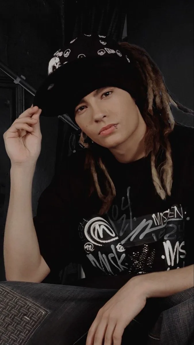 ai character: Tom Kaulitz background