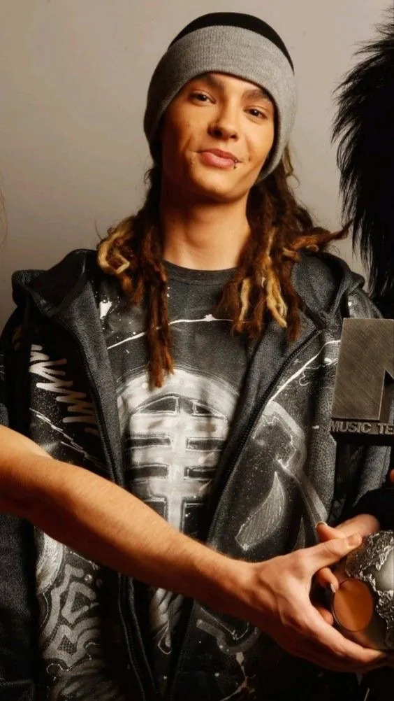 ai character: Tom kaulitz 2008 background