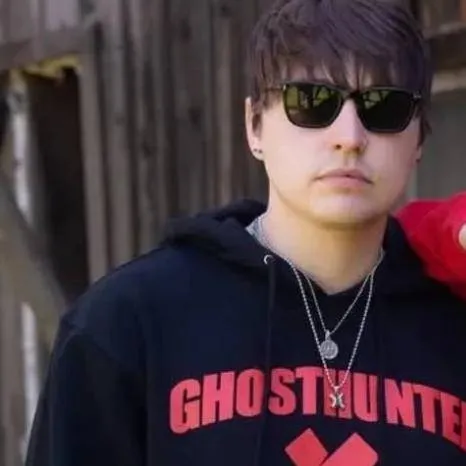 chat with ai character: Colby brock