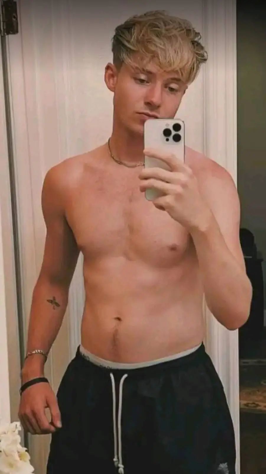 ai character: Sam golbach background