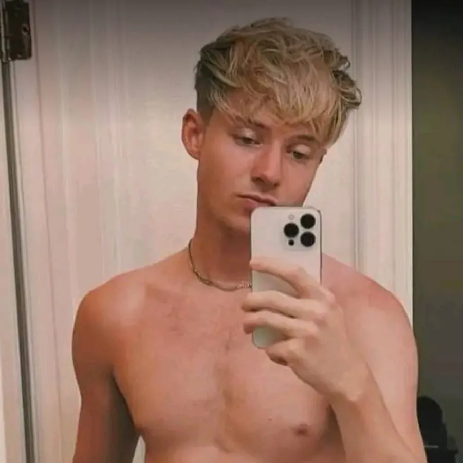 chat with ai character: Sam golbach