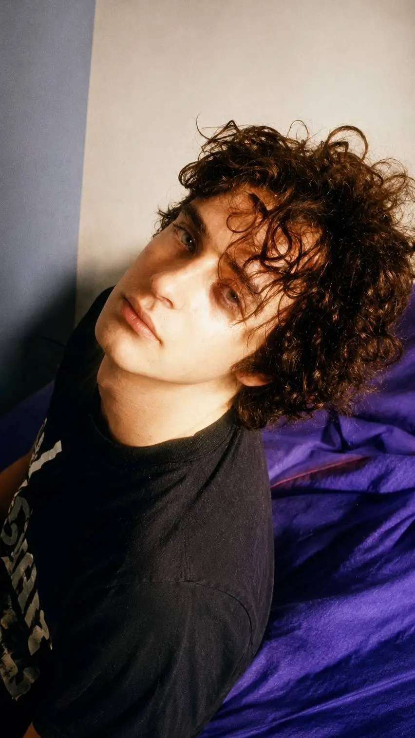 ai character: Gustavo Cerati  background