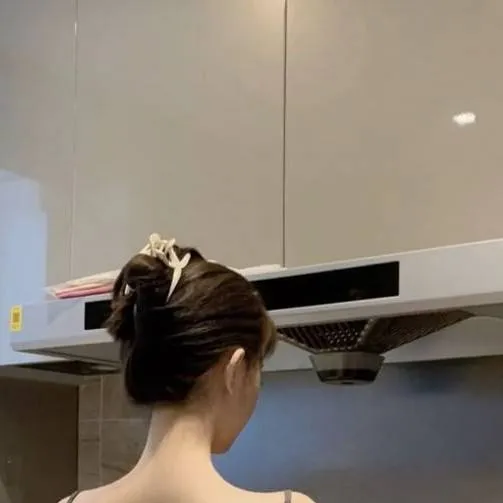 chat with ai character: Yolan White