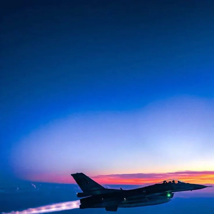 chat with ai character: F16 FALCON...
