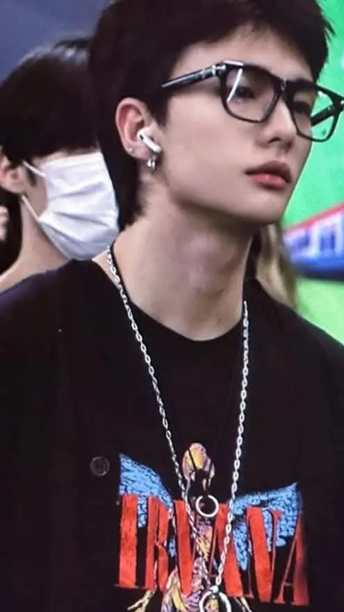 ai character: Hyunjin 🤓 background