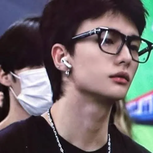 chat with ai character: Hyunjin 🤓