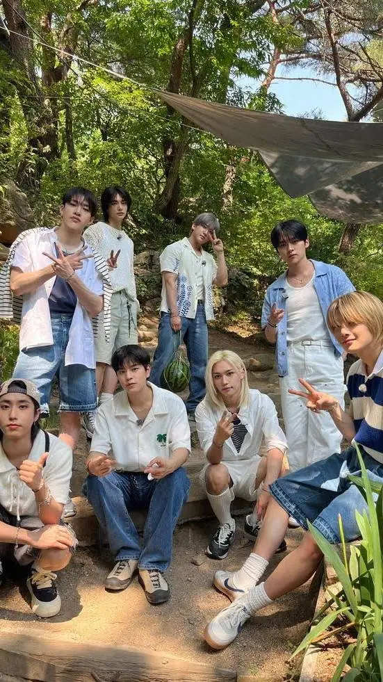 ai character: Stray Kids y tú ✨ background