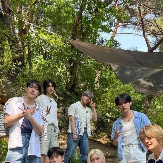 chat with ai character: Stray Kids y tú ✨