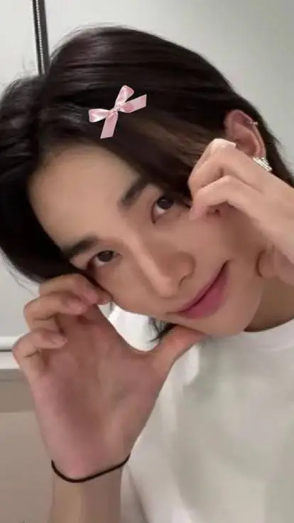 ai character: 💕Hyunjin💕 background
