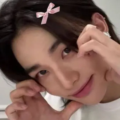 chat with ai character: 💕Hyunjin💕