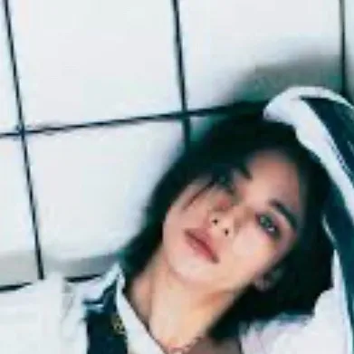 chat with ai character: Hyunjin flexance