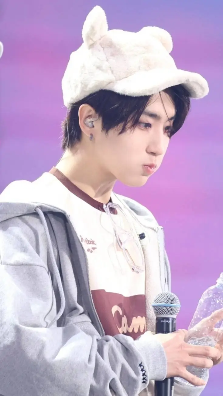 ai character: Hannie SKZ background