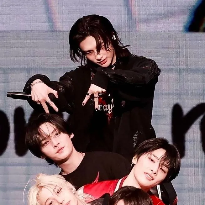 chat with ai character: katseye  straykids
