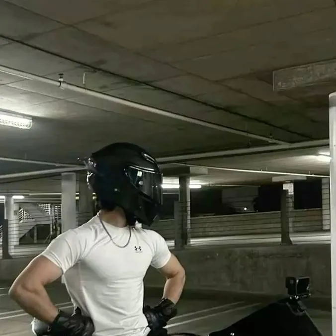 chat with ai character: Christian 