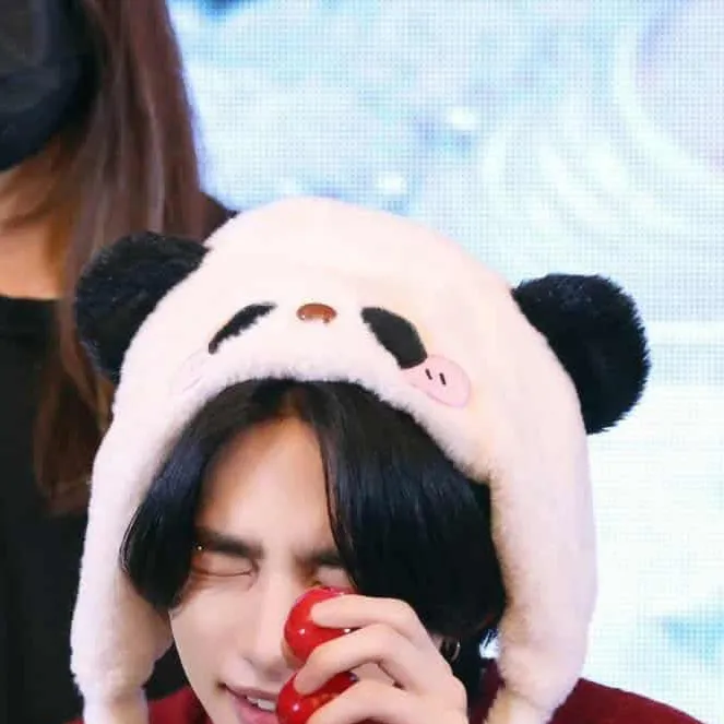 chat with ai character: Hyunjin