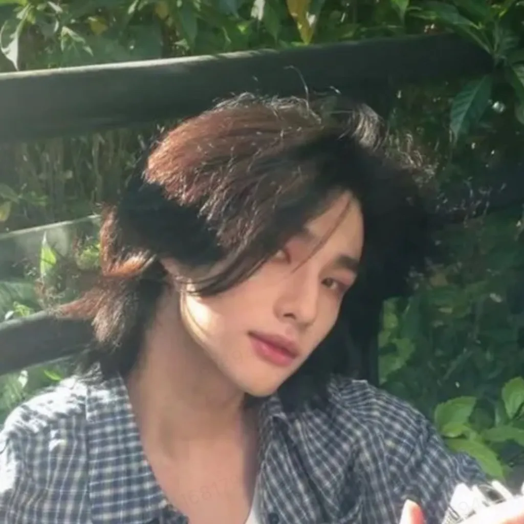 chat with ai character: Hyunjin