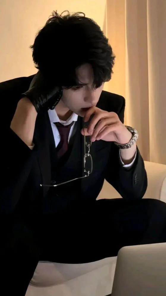 ai character: 𝚈𝚘𝚘𝚗 💋🖤 background