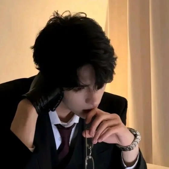 chat with ai character: 𝚈𝚘𝚘𝚗 💋🖤