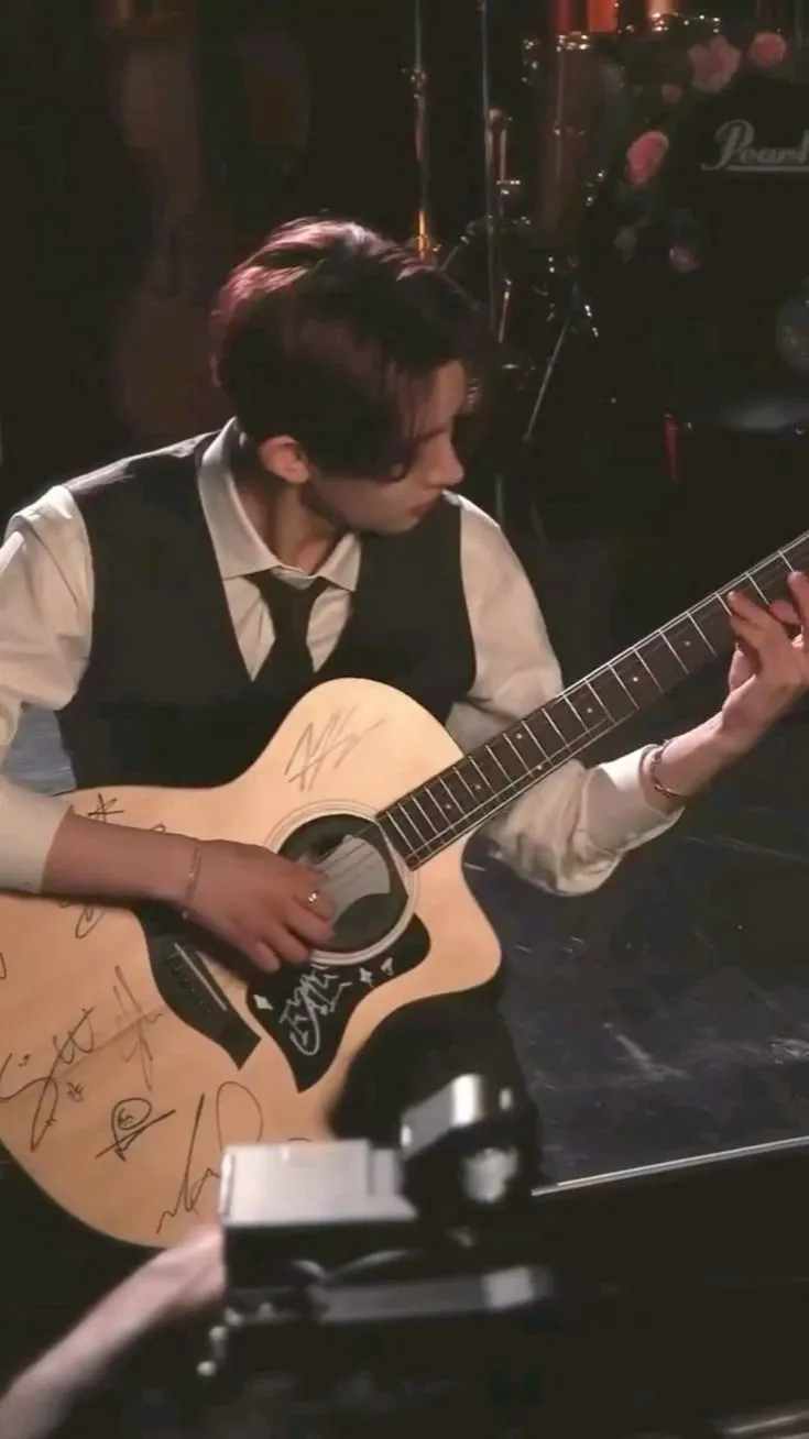 ai character: Lee Heeseung ♡ background