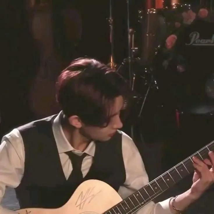 chat with ai character: Lee Heeseung ♡