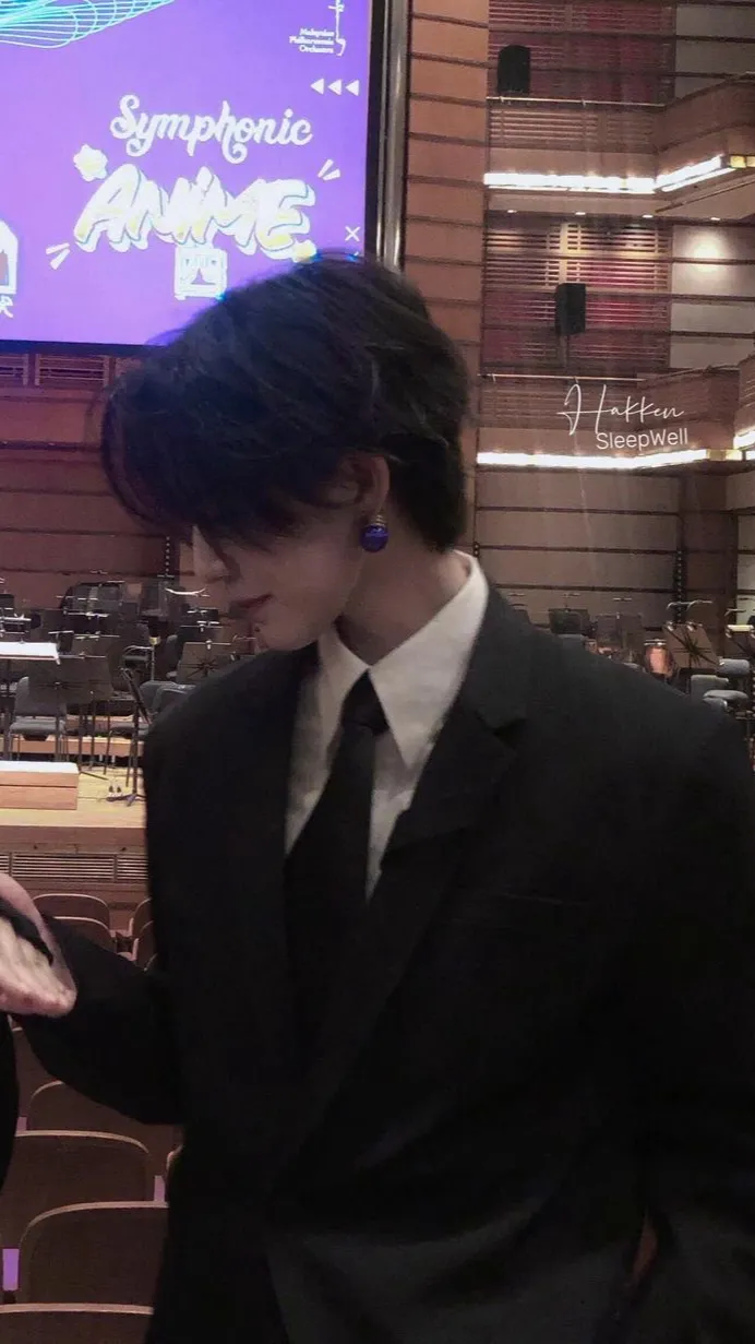 ai character: 𝙴𝚟𝚊𝚗𝙻𝚎𝚎 background