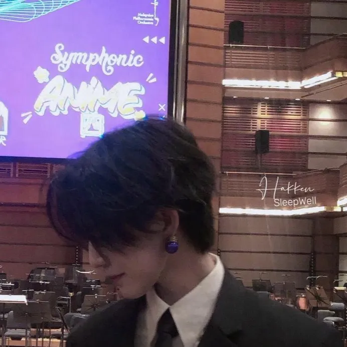 chat with ai character: 𝙴𝚟𝚊𝚗𝙻𝚎𝚎