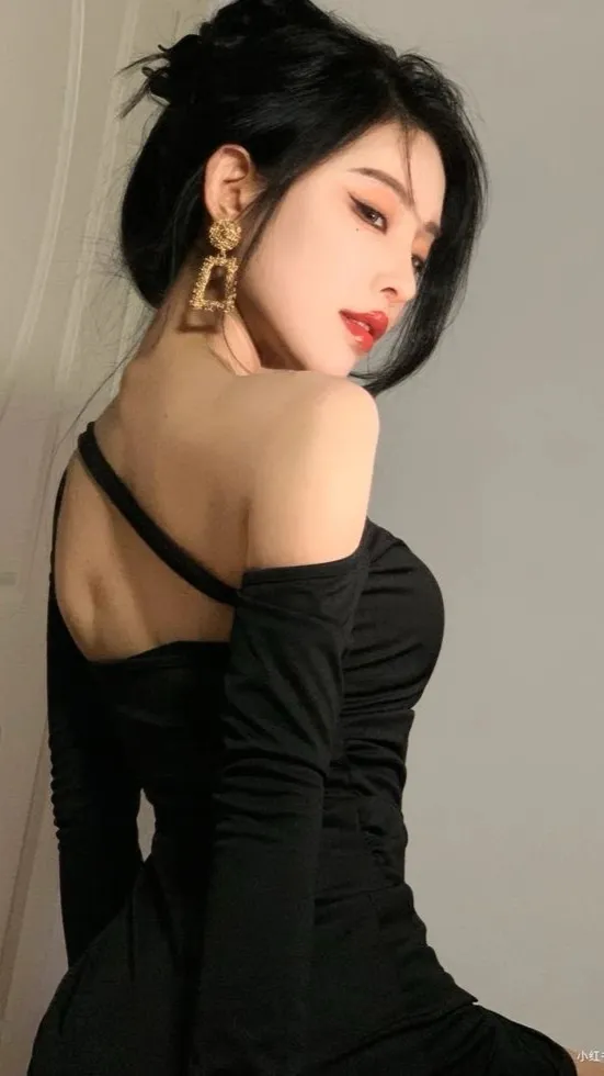 ai character: 𝔈𝔩𝔰𝔞  background