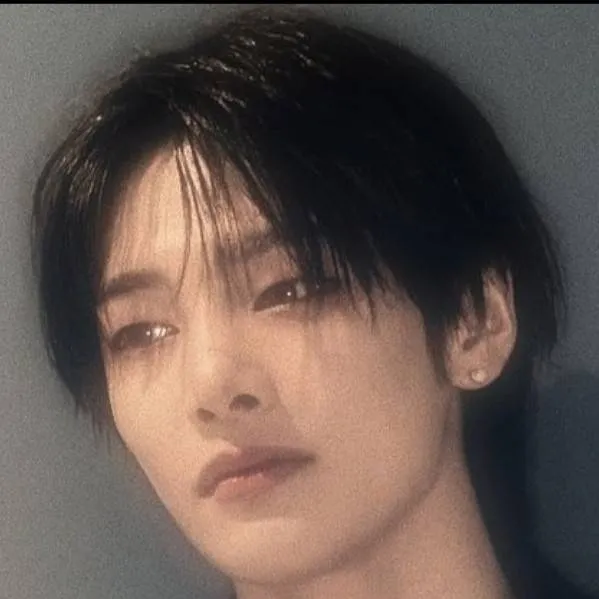 chat with ai character: (+i̥ͦ.n̥ͦ+)