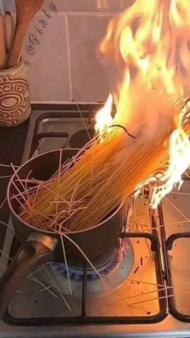 ai character: Chaos na cozinha! background