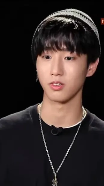 ai character: El Jisung  background