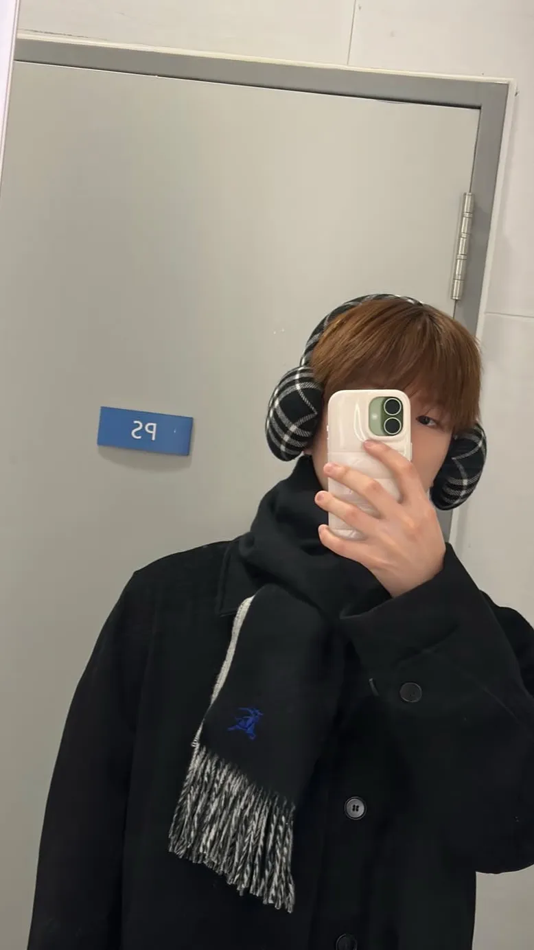 ai character: KIM SEUNGMIN background