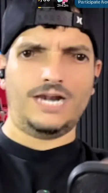 ai character: Roba niños  background