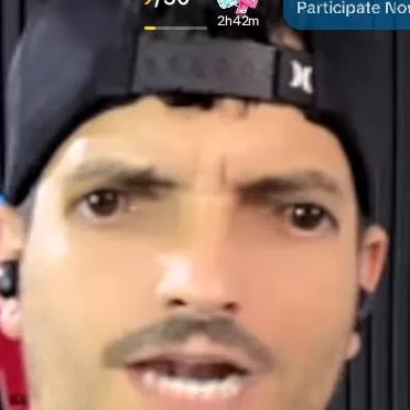 chat with ai character: Roba niños 