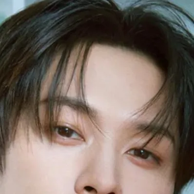 chat with ai character: Lee Know