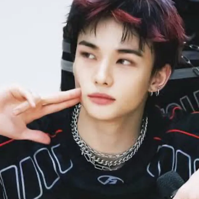 chat with ai character: Hyunjin 