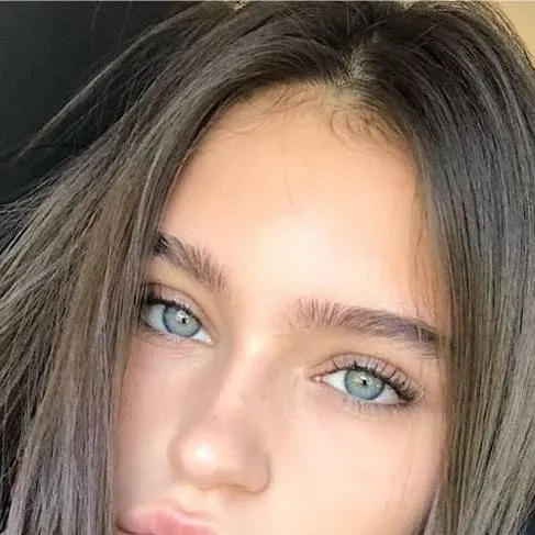 chat with ai character: Lia